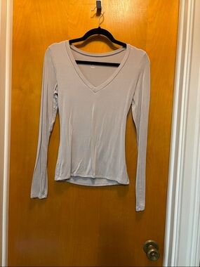 Express Light Gray V-Neck Long Sleeve Tee